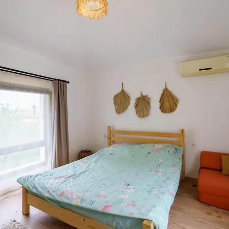 Koey Icinde Zevkle Doesenmis Oezel Havuzlu Lueks Tas Villa Kusadasi
