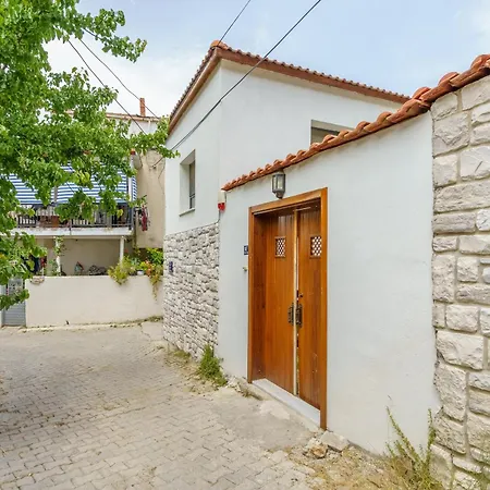 Koey Icinde Zevkle Doesenmis Oezel Havuzlu Lueks Tas