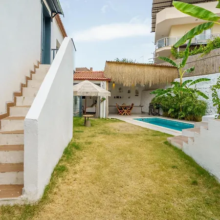 Koey Icinde Zevkle Doesenmis Oezel Havuzlu Lueks Tas Villa Kusadasi