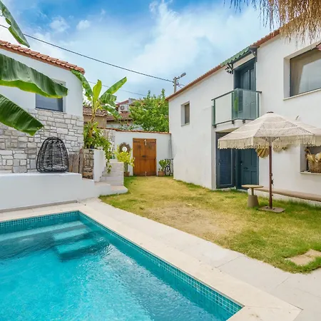 Villa Koey Icinde Zevkle Doesenmis Oezel Havuzlu Lueks Tas Kusadasi