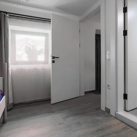 Koey Icinde Zevkle Doesenmis Oezel Havuzlu Lueks Tas Kuşadası